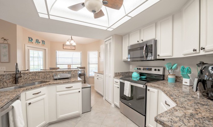 Trafalgar House | Family-Home, swimming pool, near Palmetto Pine Country Club -