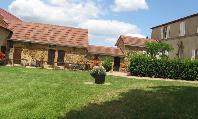 Vindecy House | Family home with many dépendances on 8000 m² of closed garden/14 people