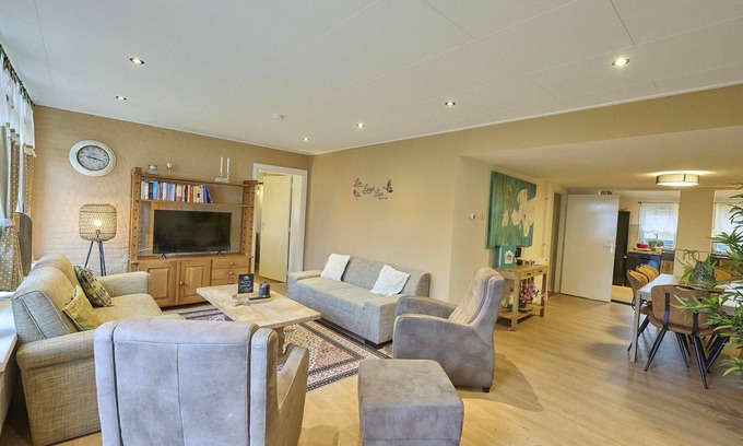 Heijenrath House | Family home with private garden and hot tub