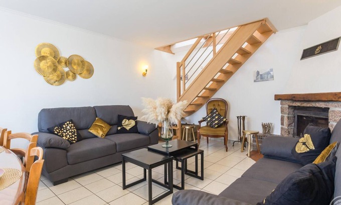 Montmartin-sur-Mer Cottage | Family house with enclosed garden, near beach, pets allowed, parking, WiFi
