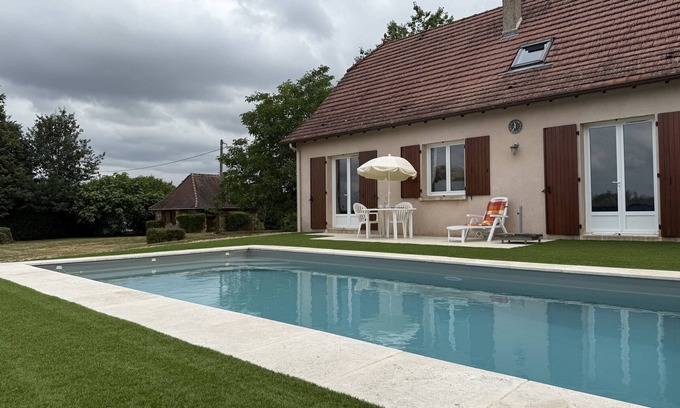Saint-Mesmin Villa | Family house with private pool and pets allowed in Saint-Mesmin