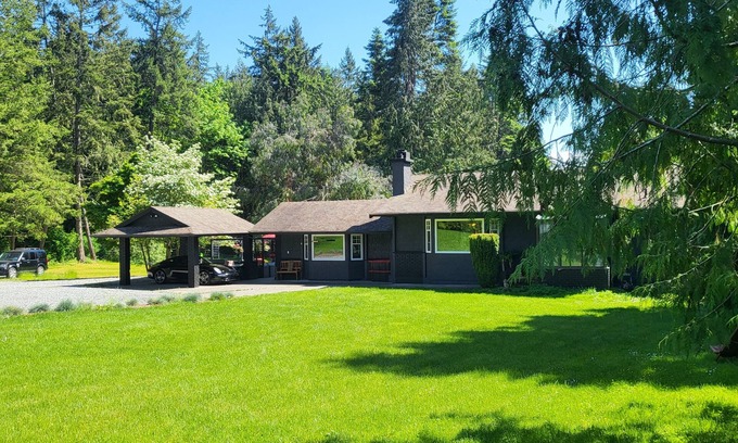 Saanich House | Family Lakehouse on Elk Lake, 2 acre private estate, Sleeps 10, BBQ, Pets OK !