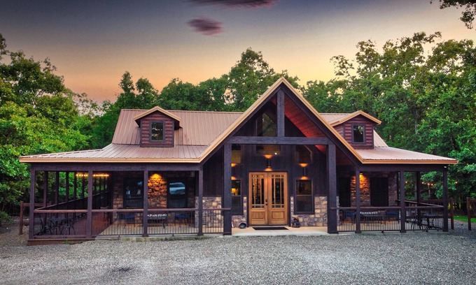 Hochatown Cabin | Family Lodge: 5 King Beds Hot Tub Game Deck Boat Parking