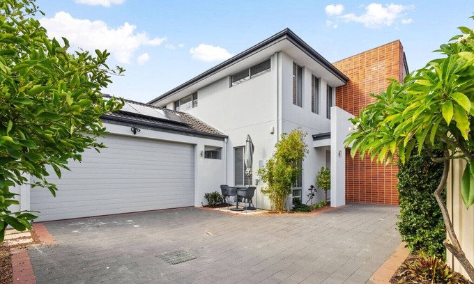 Karrinyup House | Family Luxury 5BR Stylish Home