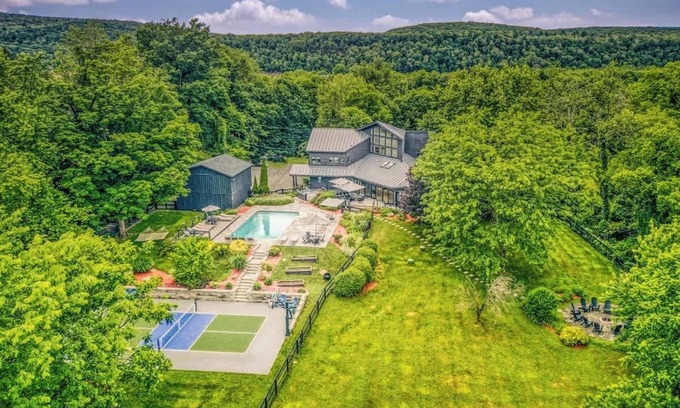 Hurley House | Family Manor w Pickleball, Pool, Hot Tub, Fire Pit, Game Room