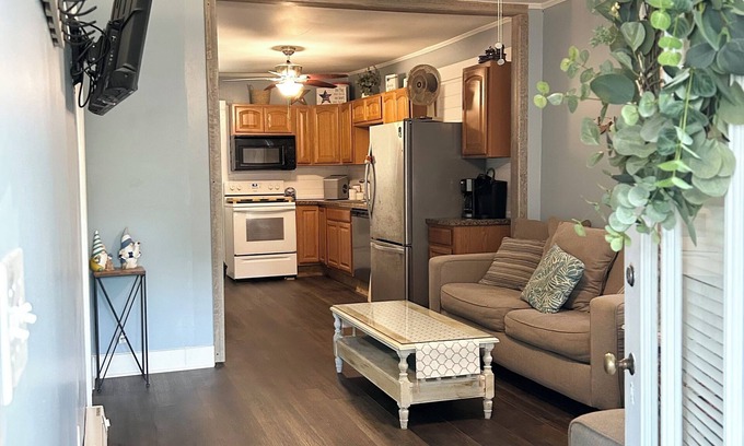 Conneaut Lakeshore Cottage | Family & Pet-friendly. Rustic yet modern-ish. 3bd, 1ba. Lake! Amenities!