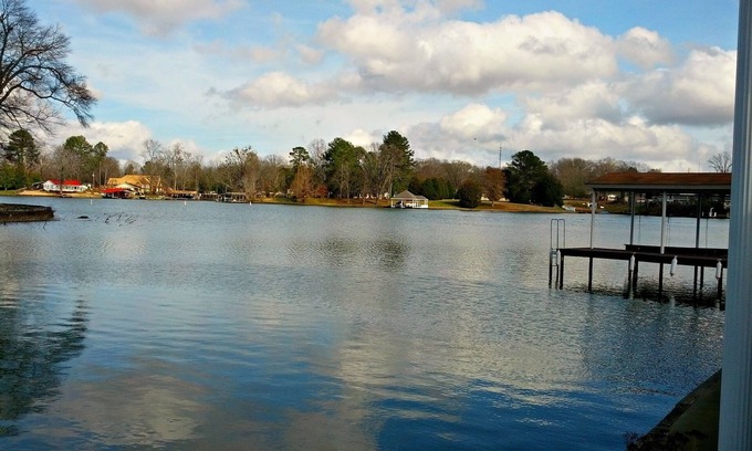 Florence House | Family & Pet Friendly 2500 sq ft home-Minutes from town on Wilson Lake, Alabama!