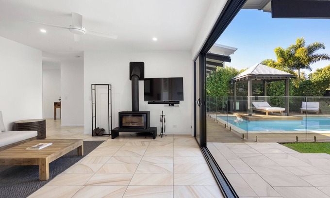 Sunshine Coast Apartment | Family & Pet friendly Beach Side Villa