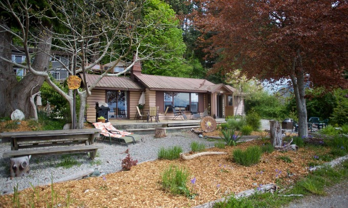 Halfmoon Bay Cottage | Family & pet friendly, homey beachfront Cottage, Halfmoon Bay, Sunshine Coast