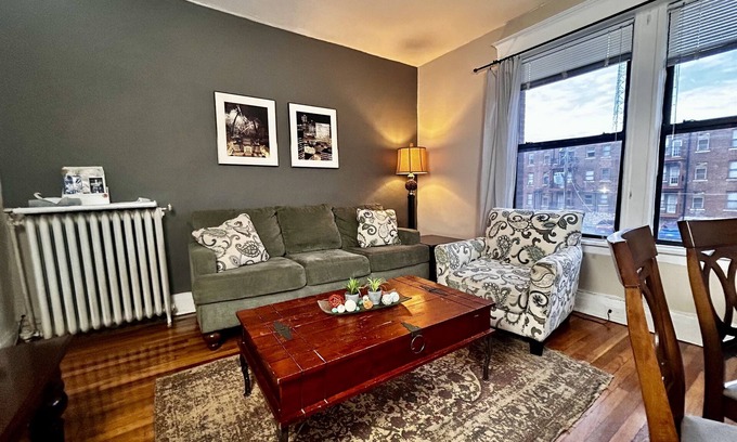 DeBaliviere Place Condo | Family + Pet Friendly, King & Queen beds, steps to Metrolink+ Free Gated Parking