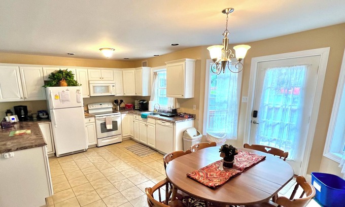 Ransom House | Family & pet-friendly, peaceful rural escape with a heated pool. Hiking nearby.