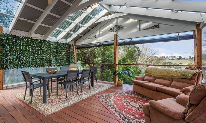 Emerald House | Family & Pet Friendly - walking distance to town