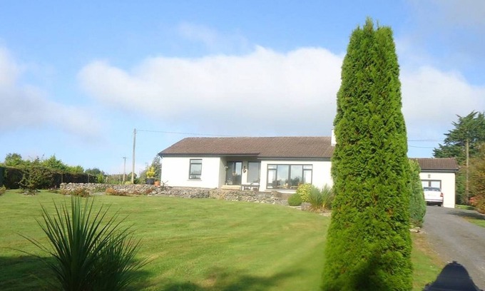 Newmarket on Fergus House | Family Retreat With Panoramic Lake View And Large Front And Back Gardens