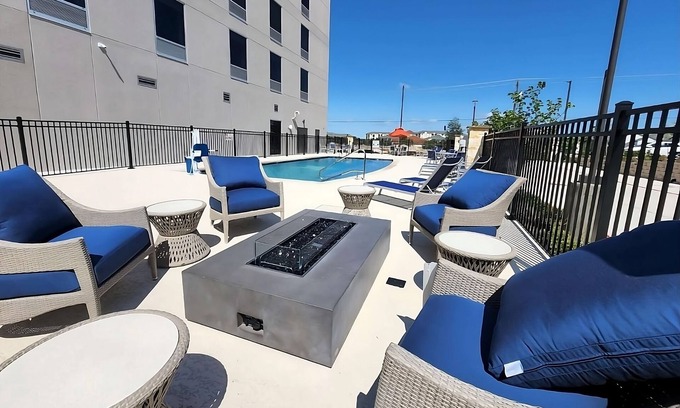 Pflugerville House | Family Retreat | Two Relaxing Rooms | Near Historic Downtown