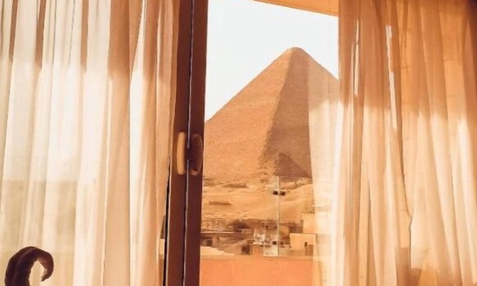 Al Manial Apartment | Family Room Balcony Pyramids And sphinx View