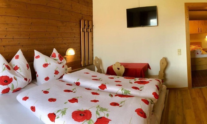 Hopfgarten im Brixental Cottage | Family room, shower or bath, WC, 2 bedrooms - Pension Heidelberg - Fam