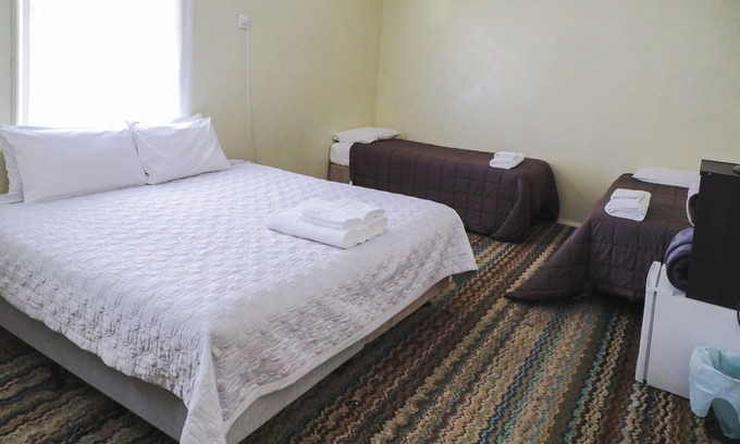 Capertee Hotel | Family Room With Shared Bathroom
