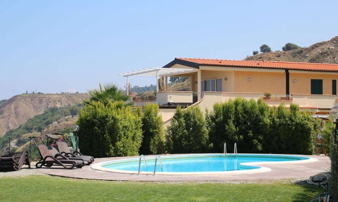 Parghelia Apartment | Family Sea-View Retreat