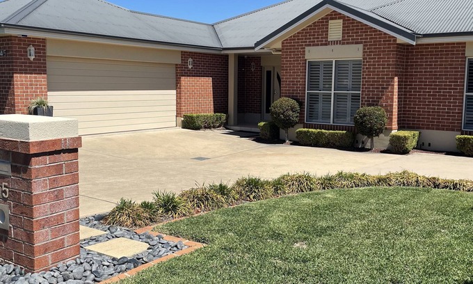 Hillvue House | Family size house on Longyard golf course 5 minutes to AELEC sporting precinct