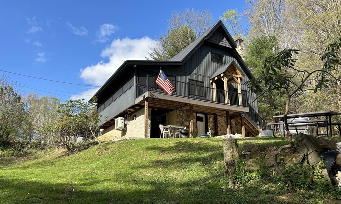 New Rumley Ski Chalet | Family sized chalet on the Lakeside of Leesville Lake - pets allowed
