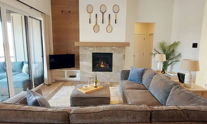 Vernon House | Family Sized Modern Farmhouse Luxury w/Golf Course Views. Pet-Friendly!