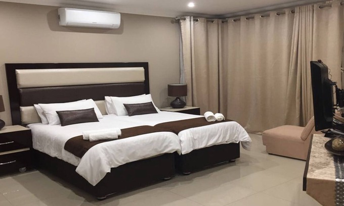 Greater Johannesburg Metropolitan Area House | Family Twin Inter-Leading Suite