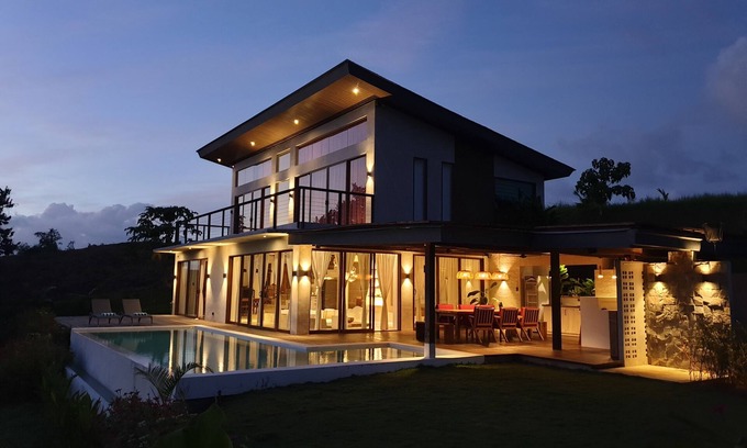 General Luna Villa | Family Villa & Presidential Infinity Pool close to Cloud 9 Surf Spot