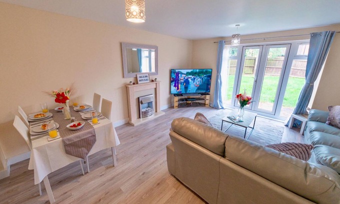 Corby House | FamilyFriendly- PrivateGarden- FreeParking- w/d