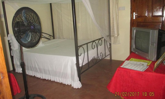 Mto wa Mbu Cabin | Fanaka Safaris Campsite & Lodges