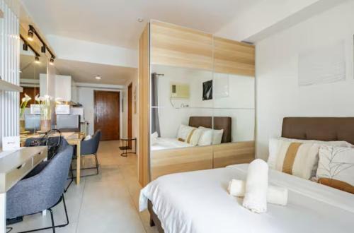 Bagumbayan Apartment | Fancy Suite near Eastwood with Awesome Balcony!