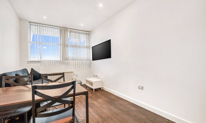 Heathrow Villages Apartment | Fantastic 1 Bed by Heathrow Airport