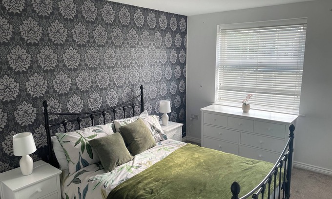 Solihull Apartment | Fantastic 2 Bedroom Apartment- close to Birmingham Airport/NEC/Hospital