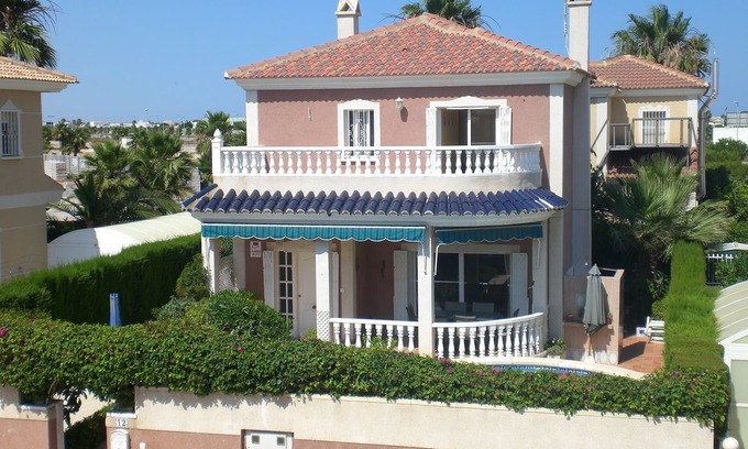 Los Alcazares Villa | Fantastic 3 bedroomed detached villa with private pool, free wi-fi and A/C