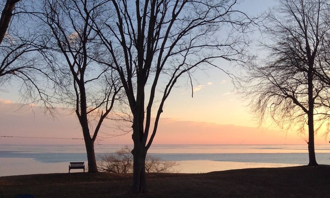 Town of Essex Cottage | Fantastic Lake View! Quiet, Clean w/Deck, BBQ & Fire pit* Walk to 3 Wineries