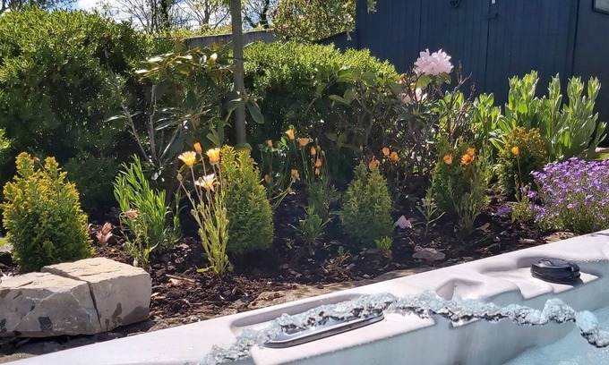 Compton Dundon Cottage | Fantastic Country House with a hot tub + splash pool + games in private grounds.