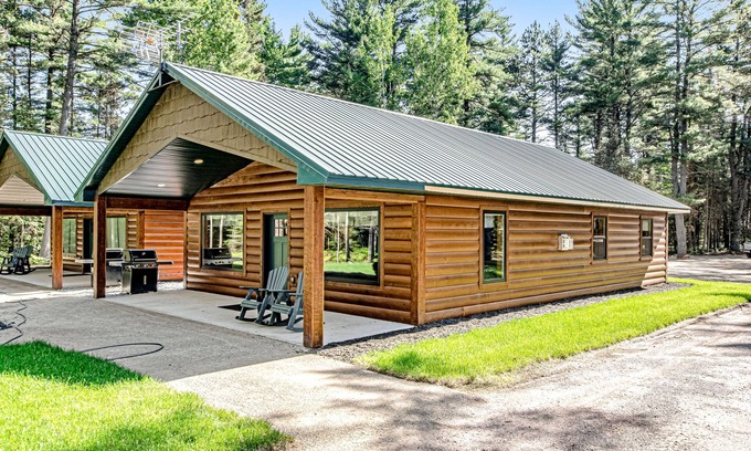 Conover House | Fantastic dog-friendly cabin with hot tub, fireplace, patio, grill, central AC, & W/D