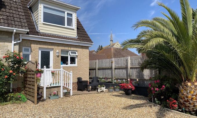Sandown House | FANTASTIC Holiday home in Sandown (Private Entrance) near to beach with garden
