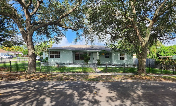 Little Ranches House | Fantastic Hollywood Home- 60 day Min Stay