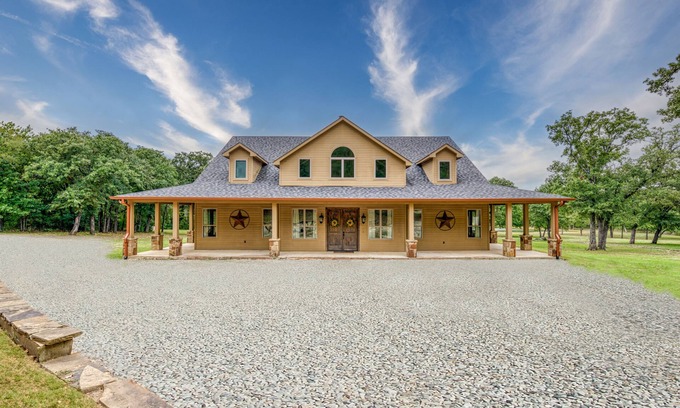 Gordonville House | Fantastic home on 18 acres! Perfect for family getaways and corporate retreats.