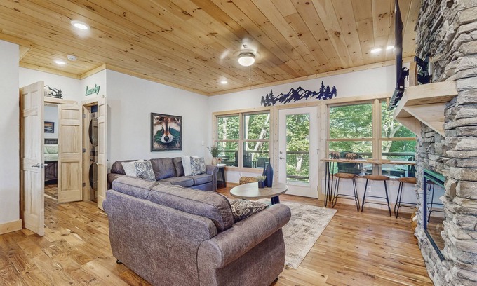 Sevierville House | Fantastic home with hot tub, fireplace, game room & fully equipped kitchen