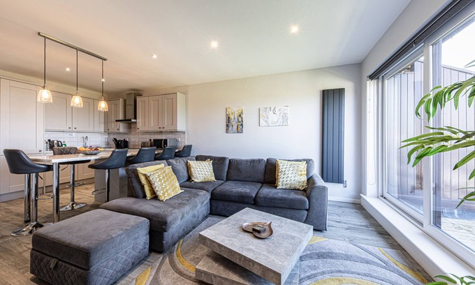 Deganwy Apartment | Fantastic Location with Stunning Estuary Views