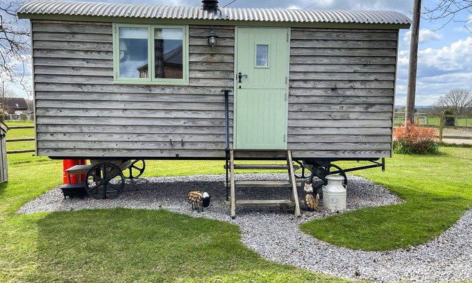 Romsey Cottage | Fantastic shepherd’s hut with stunning views is the ultimate stay for your next getaway.