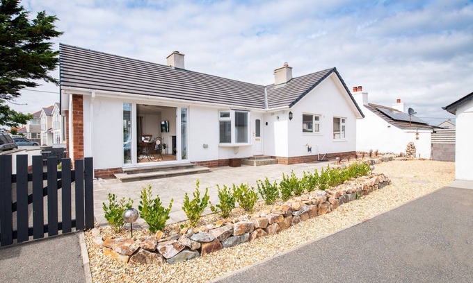 Rhosneigr House | Faraway: Pet-friendly holiday home for 6 in Rhosneigr
