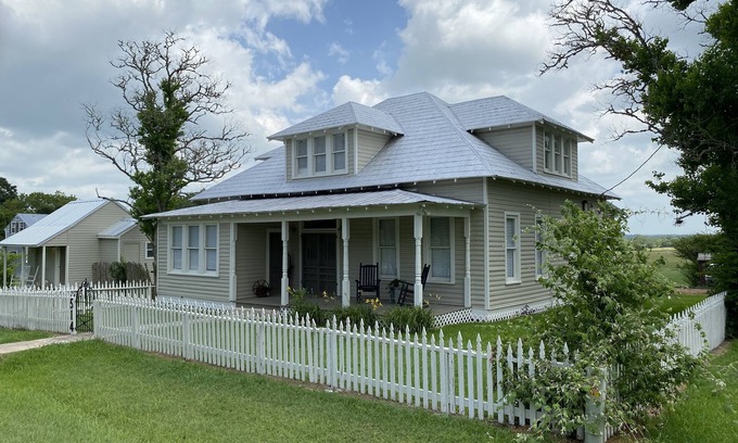 New Ulm House | Farm House Inn - Quiet Country Elegance