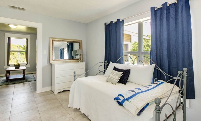 Eloise House | Farm House Stay 5 Miles to Legoland!