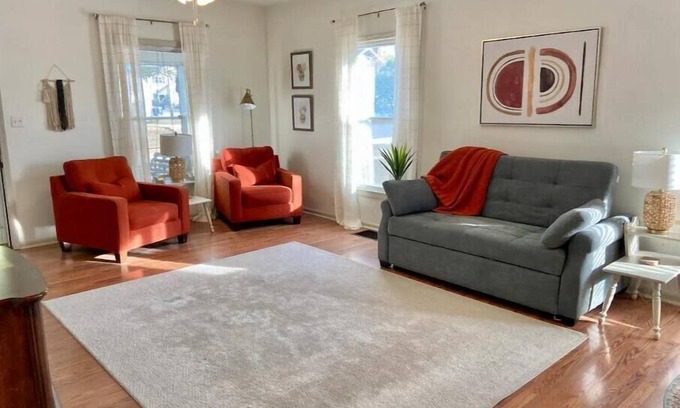 Webb City House | Farmer’s Market Bungalow- fenced yard w/fire pit