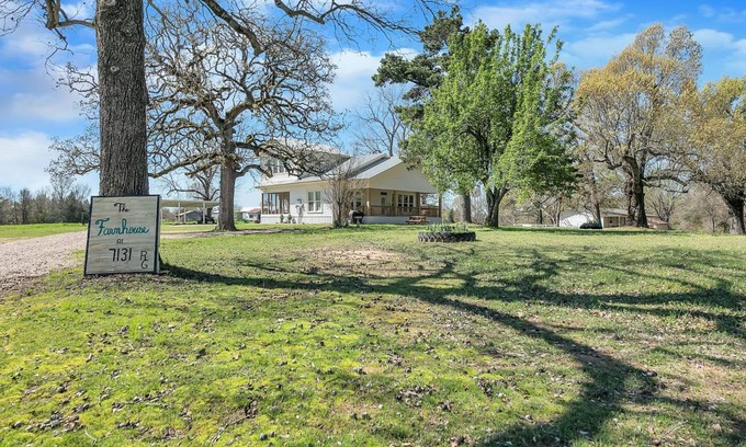 Arthur City House | Farmhouse ∙ 2 bedrooms ∙ 5 guests