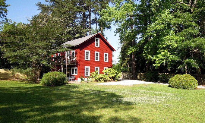 James City House | Farmhouse ∙ 2 bedrooms ∙ 6 guests
