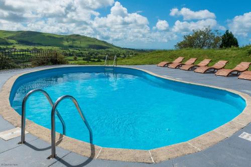 Bryn-crug House | Farmhouse & Cottage at Geufron Farm - Dog friendly
