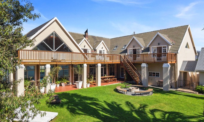 Helderberg Rural House | Farmhouse - Eight Bedroom House, Sleeps 14